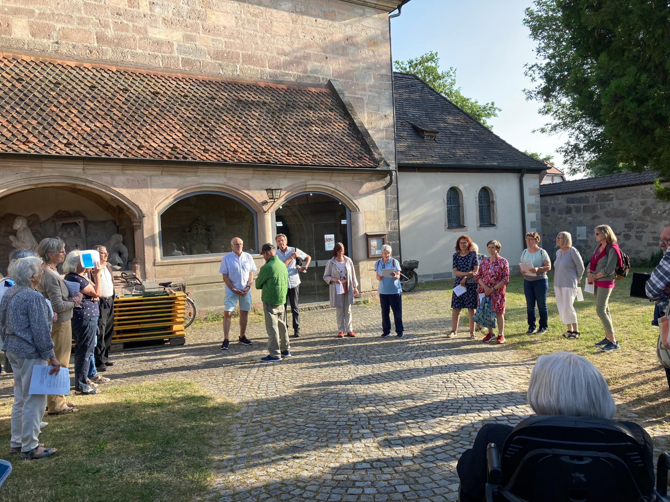 1. Station: Kirchhof von St. Xystus. Friedensweg - 100 Jahre Büchenbach 2023
