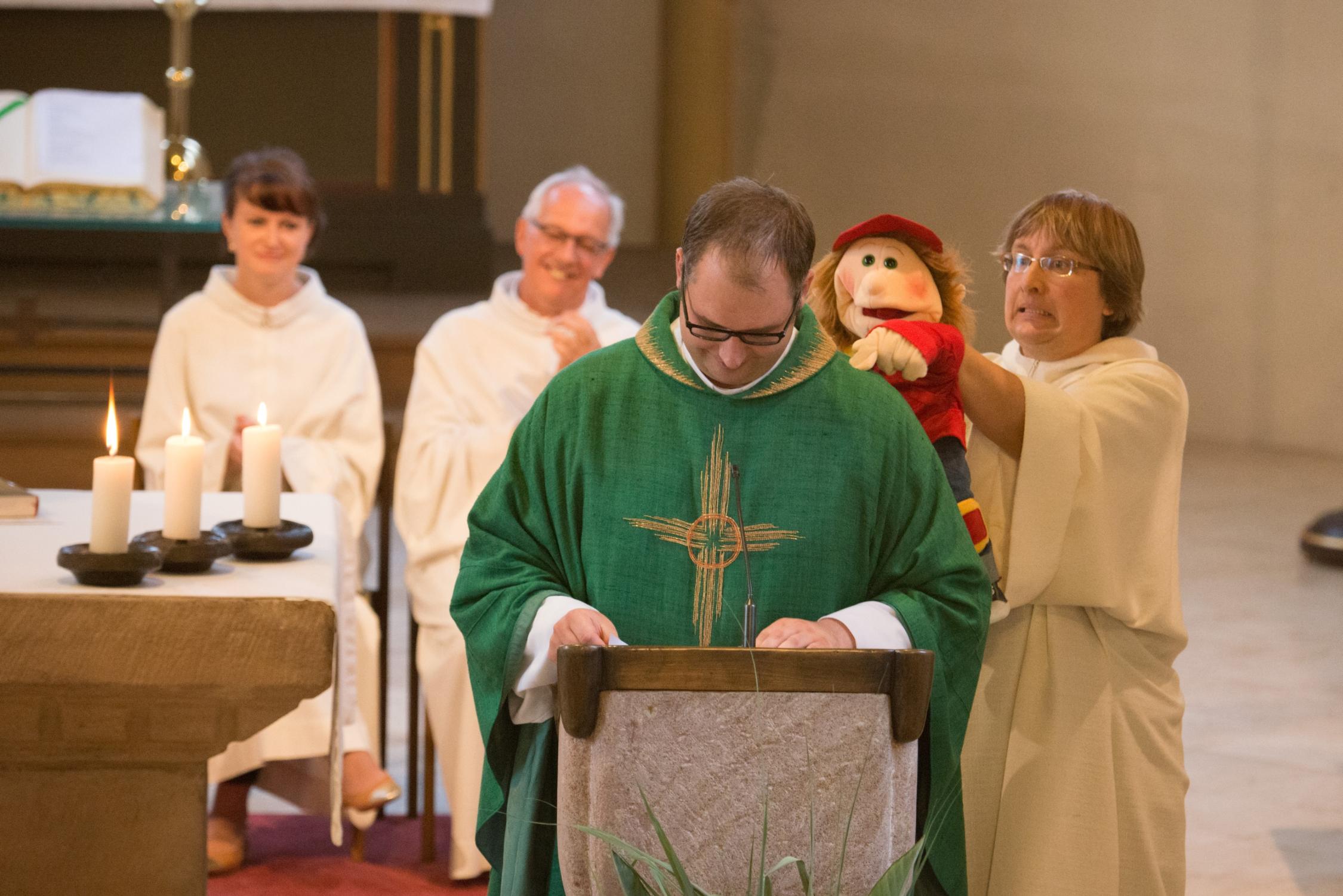 Aber FREDDY (seine neue Handpuppe) wird ihn nach Kulmbach begleiten. Verabschiedung von Kaplan Christian Montag 2017