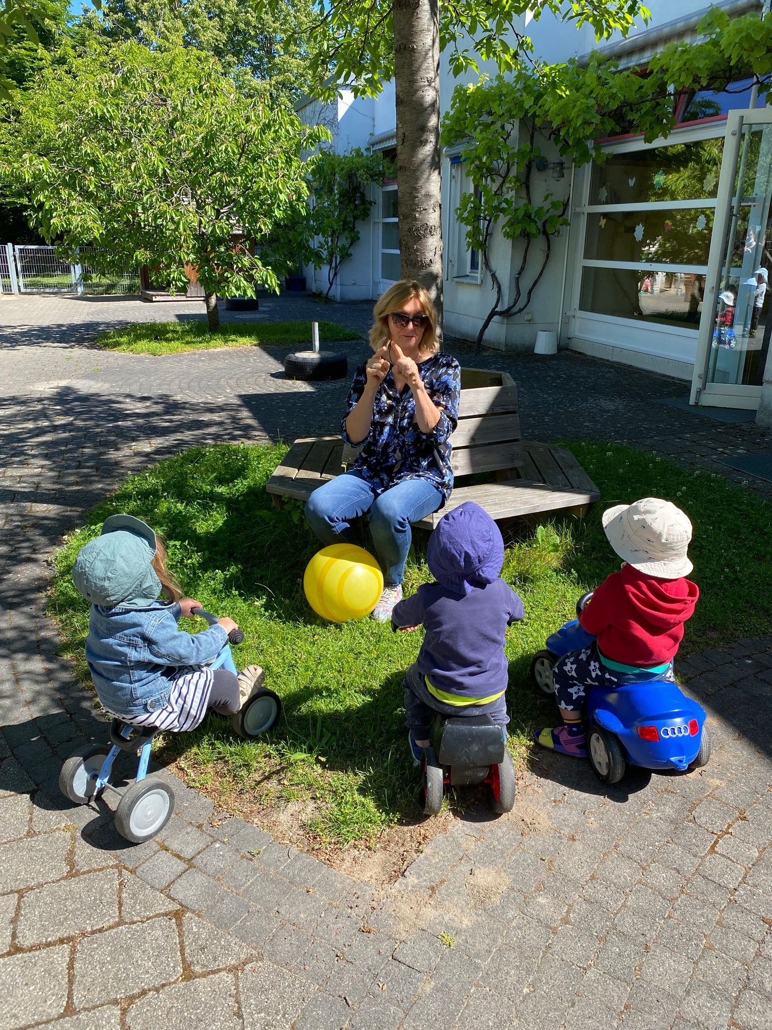 Annelies Dugonitsch mit ihren Krippenkindern beim Fingerspiel. Annelies Dugonitsch