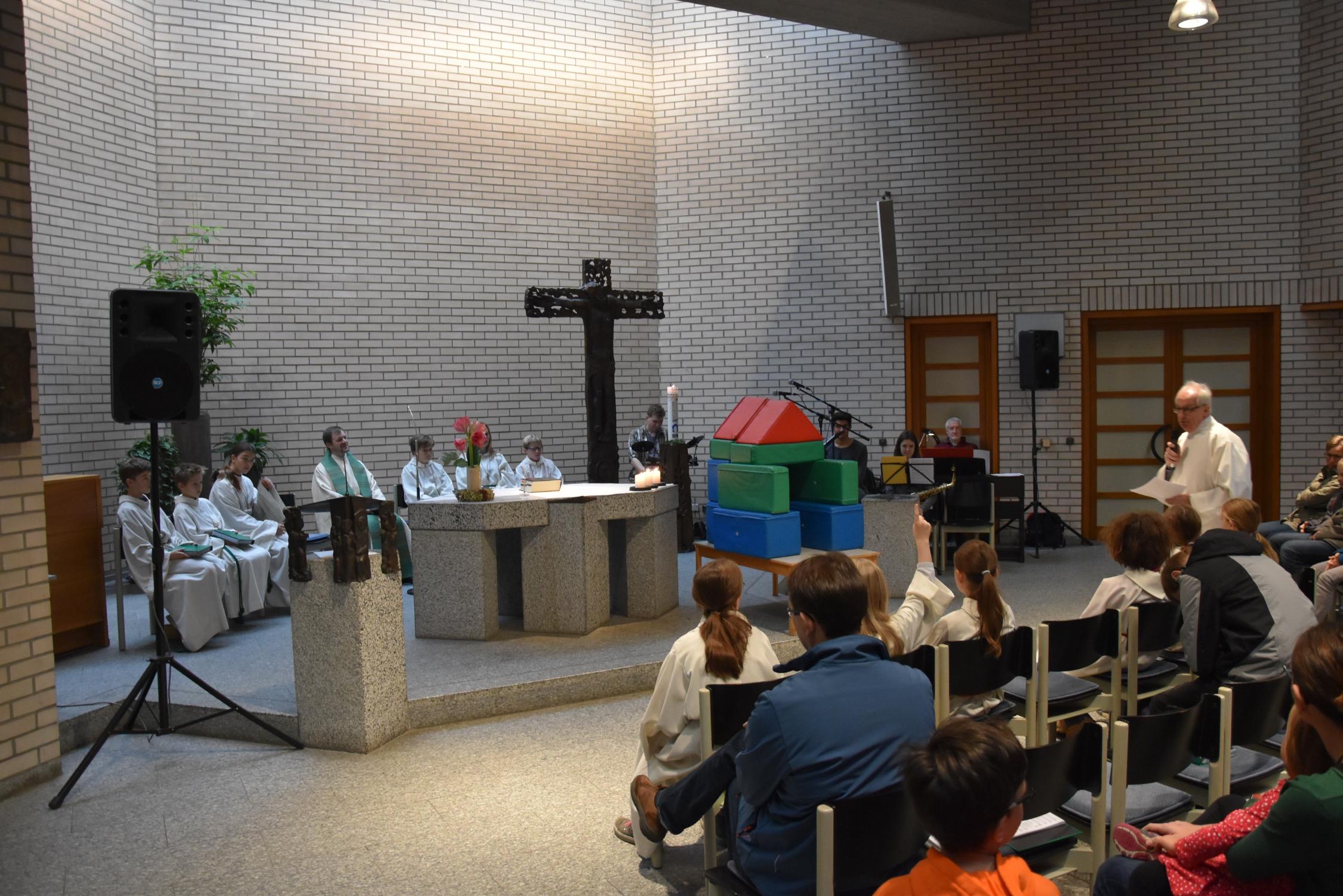 Aus großen Bausteinen wurde ein Tempel erbaut. Familiengottesdienst November 2019