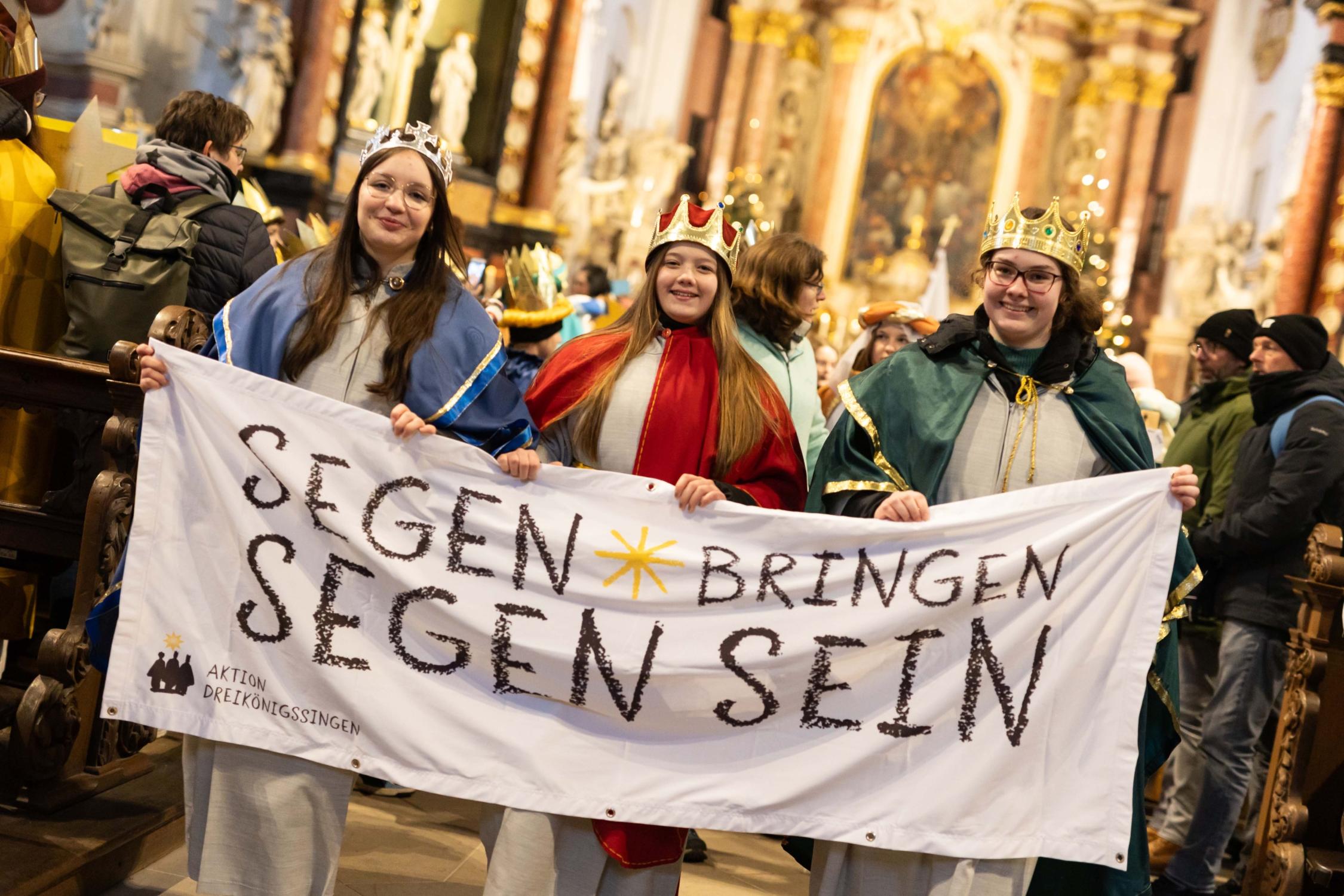 Bei der diözesanen Eröffnung der Aktion Dreikönigssingen 2025 (v.l.n.r.): Annalena, Milena und Christiane.