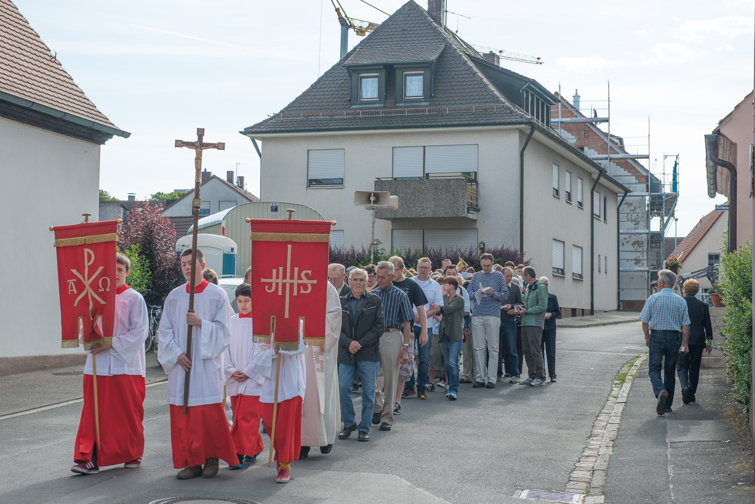Bittgang: Die Prozession zieht durch die Straßen von Büchenbach. Bittgang 2014