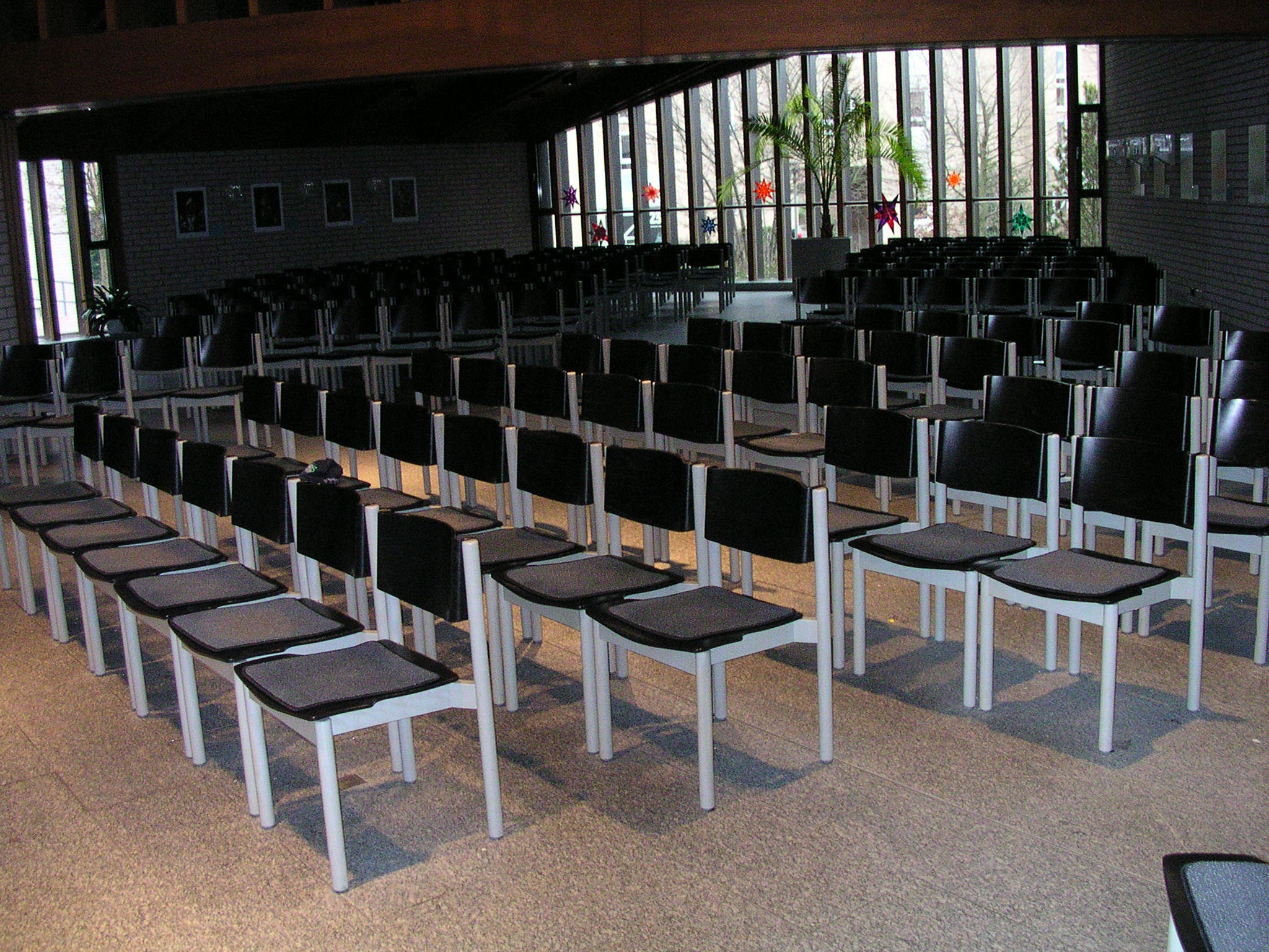 Blick vom Hauptkirchenraum in die große Erweiterung. Apostelkirche - Kirchenraum