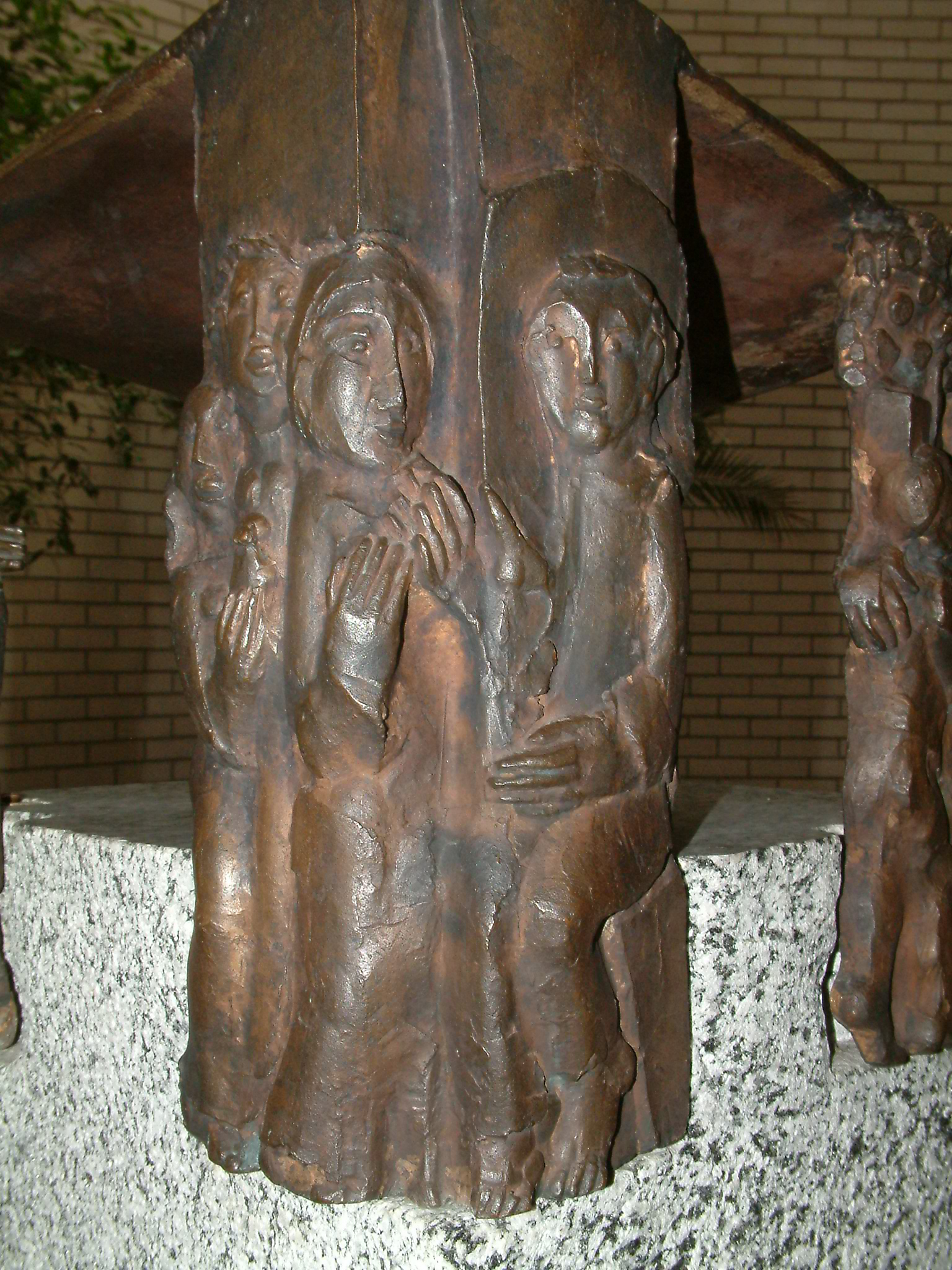 Der Ambo in der Apostelkirche: mittlere Figurengruppe: Verkündigung der Auferstehung. Apostelkirche - Ambo