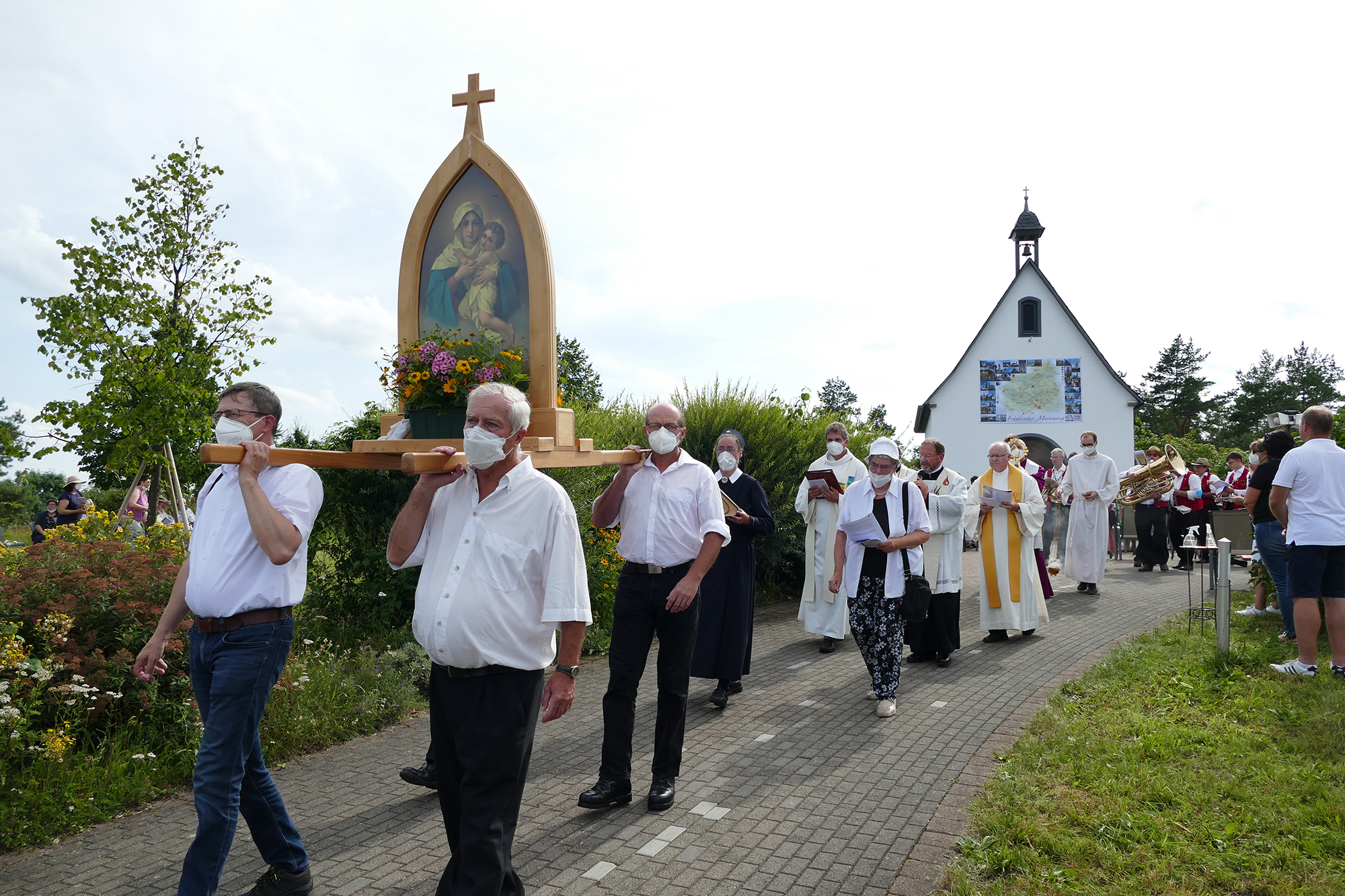 Die Andachtsbesucher machten sich in Prozession auf den Marienweg. Fränkischer Marienweg Prozession