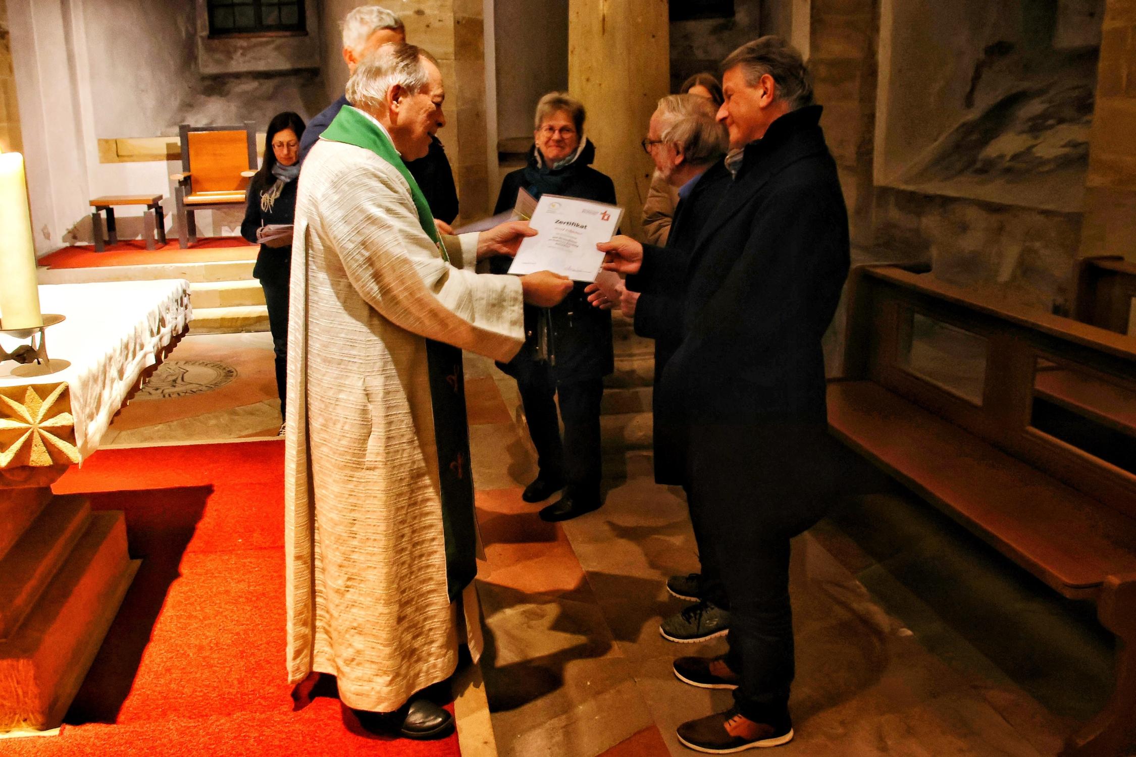 Die Kirchenführerinnen und Kirchenführer erhielten Zertifikat und Segen Kirchenführer