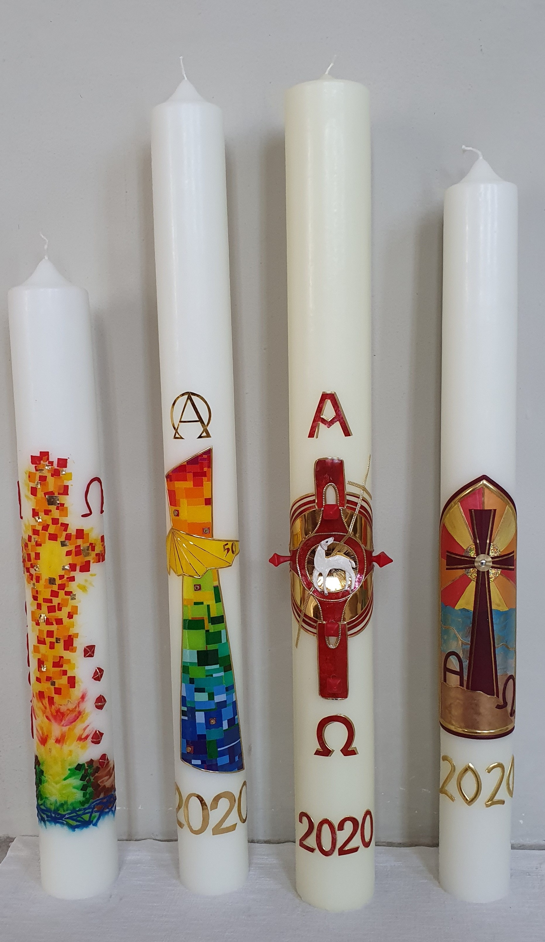 Die Osterkerzen unserer Gemeinden (v.l.n.r. „Zu den heiligen Aposteln“, „St. Heinrich“, „St. Xystus“, „St. Albertus Magnus“) Osterkerzen