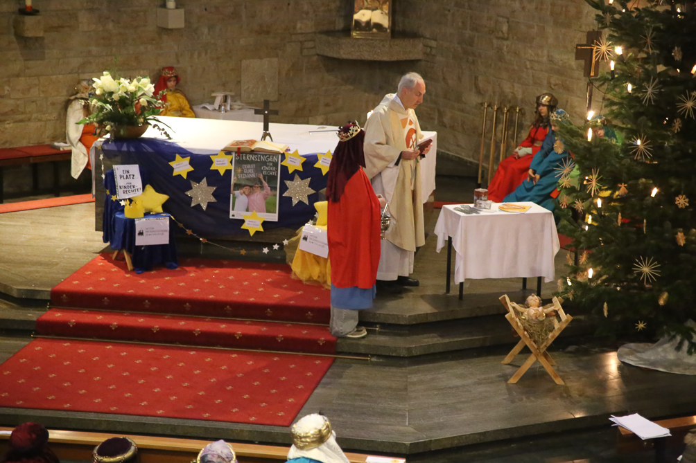 Die Segnung von Kreide und den Türaufklebern Sternsinger