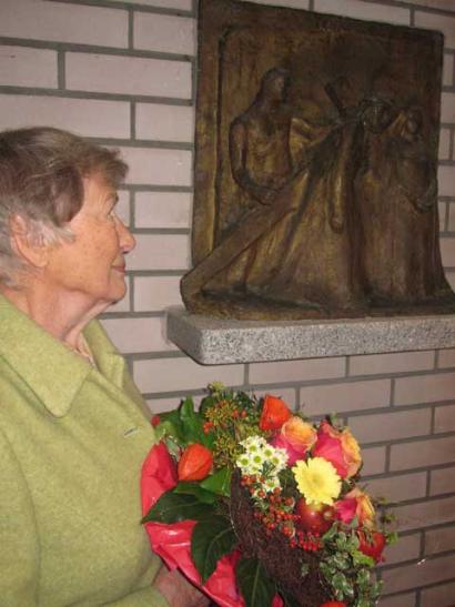 Die Spenderin, Walburga Kirchner, neben der neu geweihten Plastik. Heinrich Kirchner