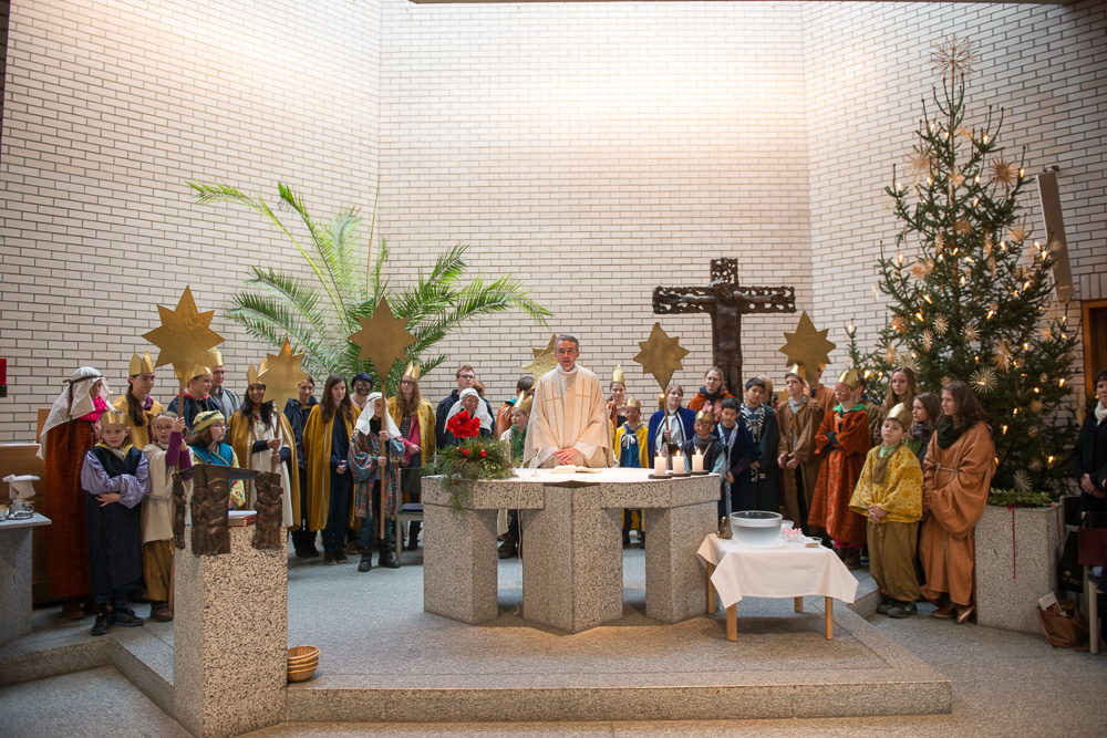 Die Sternsinger versammeln sich um den Altar und werden von Pfarrer Ewald Sauer mit dem Segen zu den Menschen in Büchenbach gesandt. Sternsinger 2014