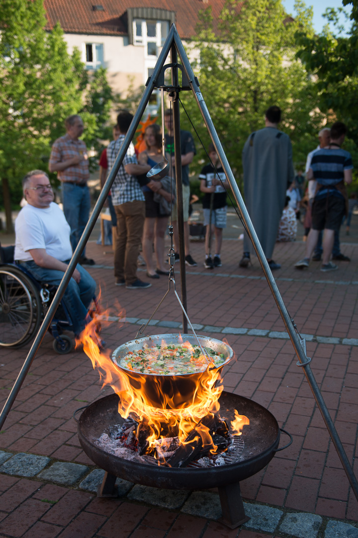 Die Suppe kocht schon über dem Feuer. Ritterabend 2017