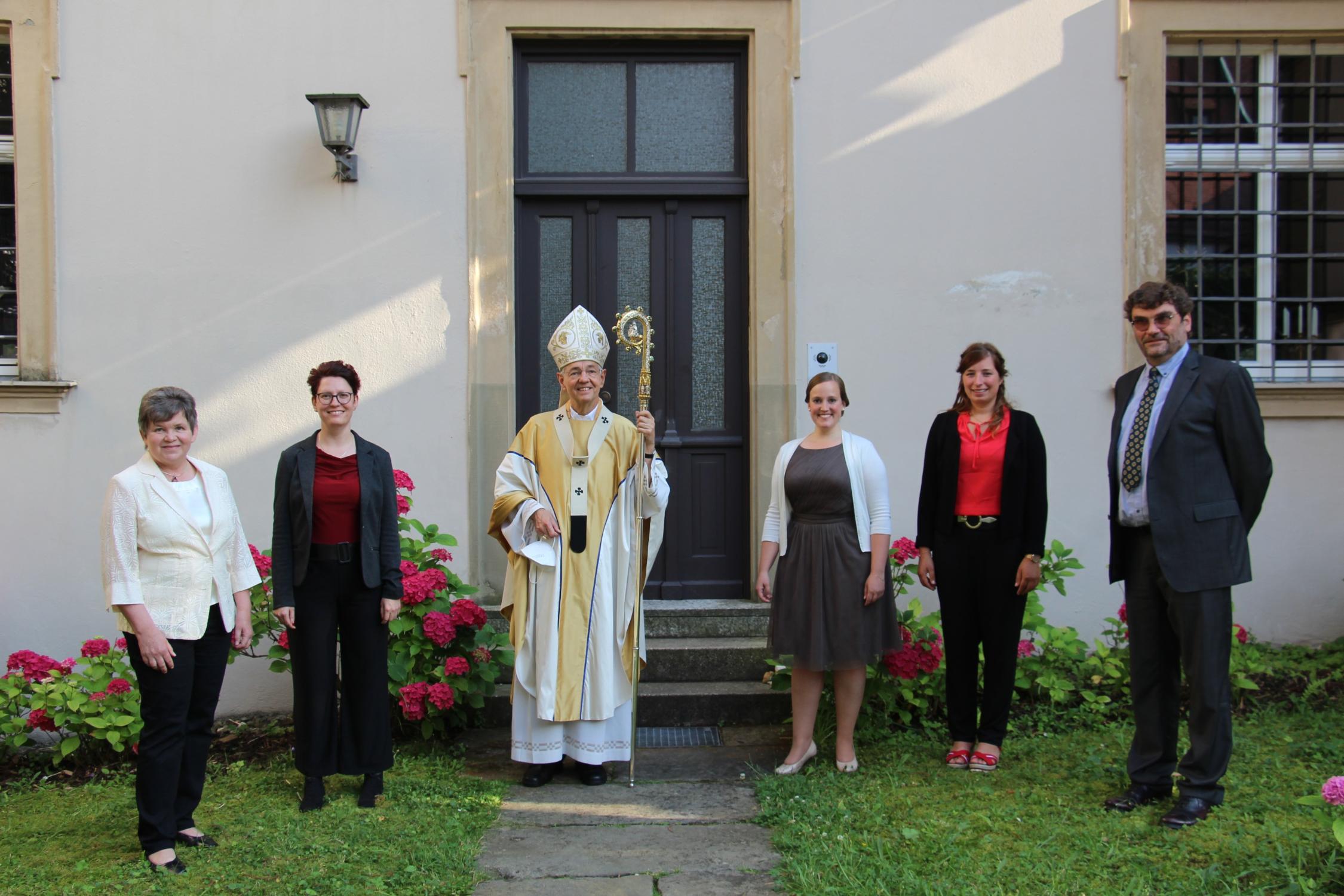 Die von Erzbischof Ludwig Schick beauftragten Religionslehrer i.K. und die Gemeindereferentin (mit ihren Ausbildern Barbara Seiller (l.) und Christian Müller (r.). Missio-Sendung mit Ausbildern