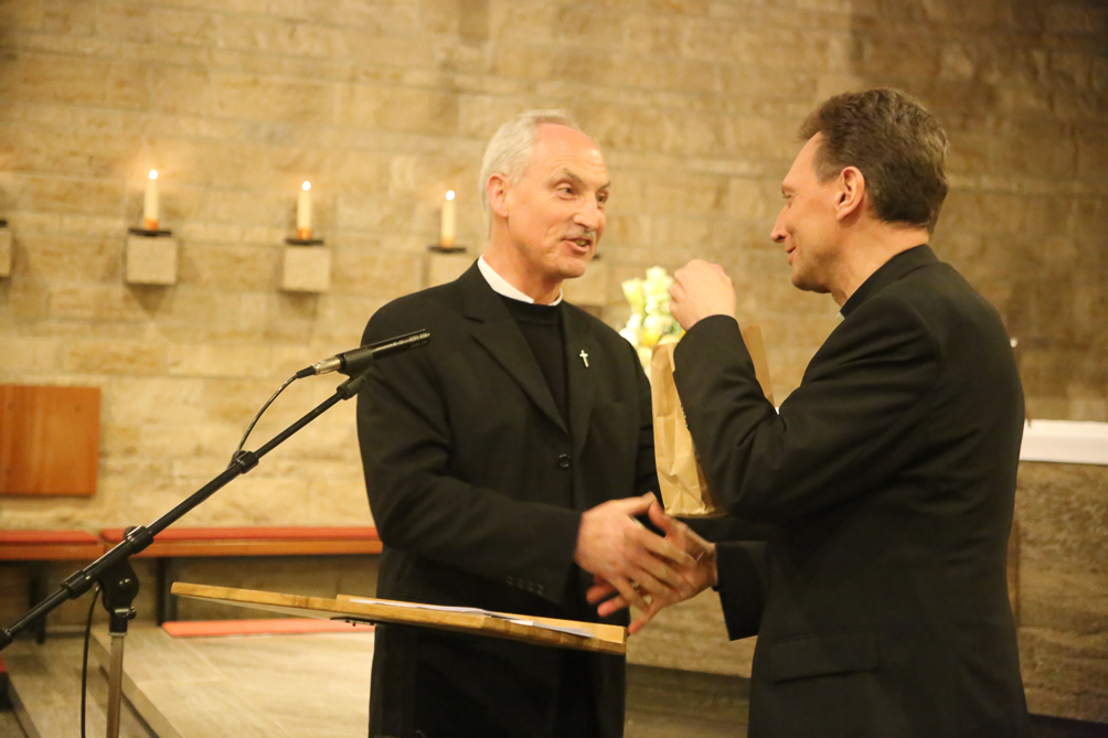 Ein Geschenk von Pfarrer Robert Mayr Erzbischof in Baiersdorf