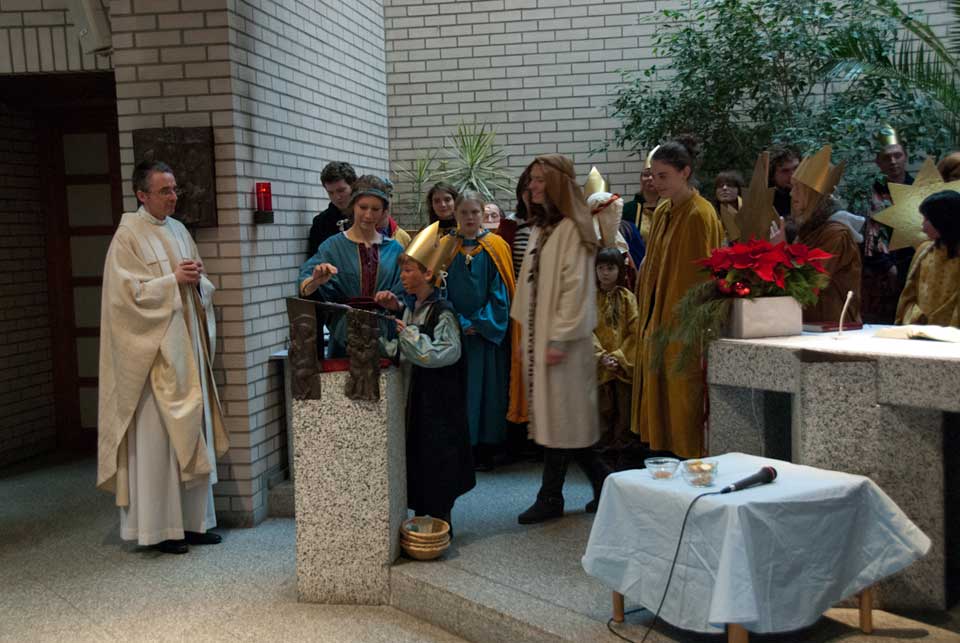 Eine Gruppe sagt den Sternsinger-Spruch auf Sternsinger 2012