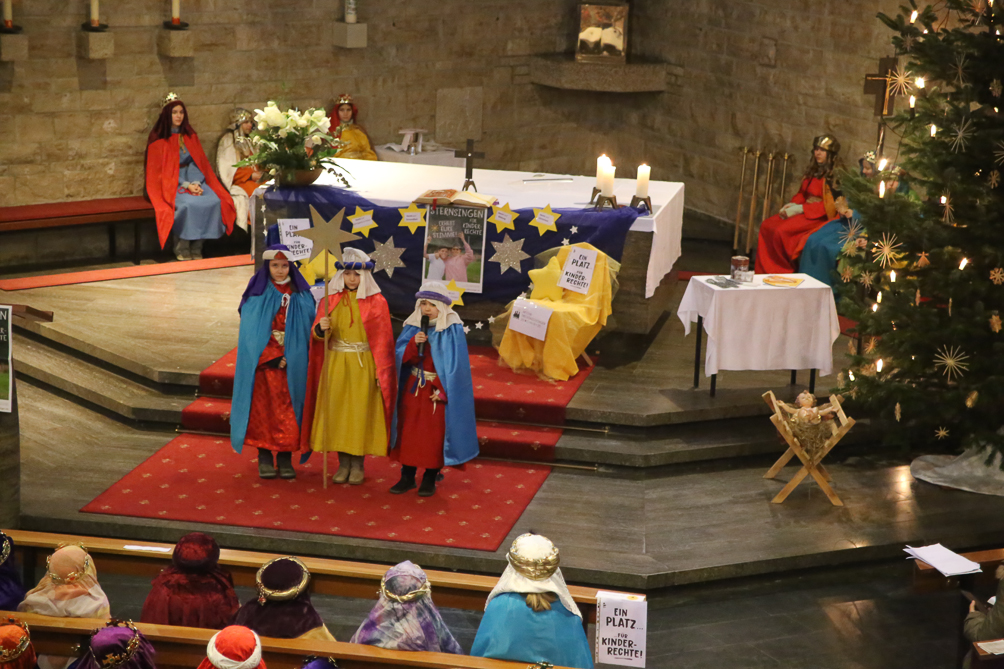 Eine Sternsingergruppe trägt ihren Haussegen vor Sternsinger