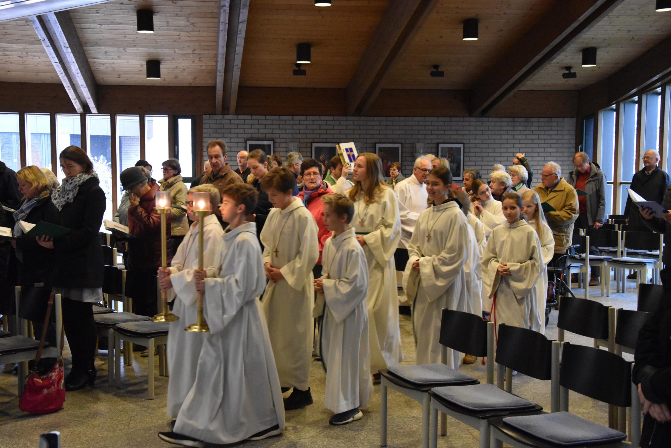 Einzug der MinistrantInnen mit Pastoralreferent Leo Klinger und Kaplan Dominik Stehl Familiengottesdienst November 2019