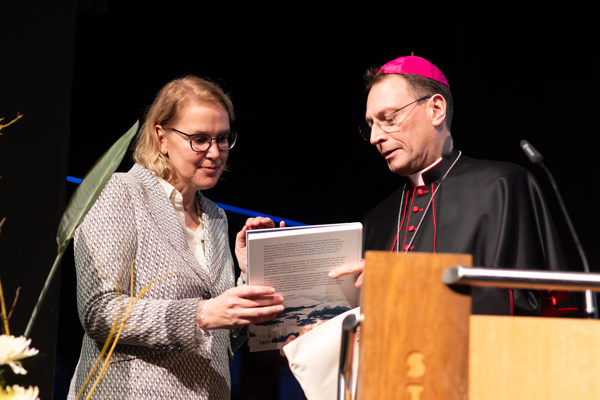 Erzbischof Gössl und Professorin Schlögl-Flierl DS__3834.jpg