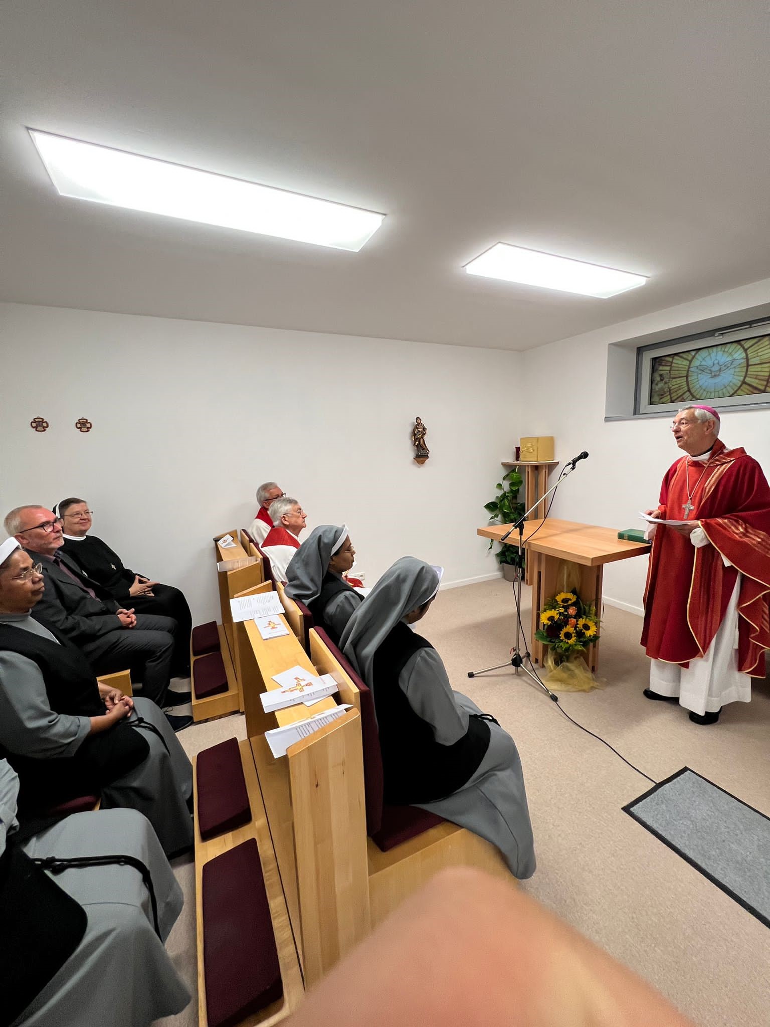 Erzbischof Schick bei der Einweihung der Kapelle im Marienhospital Marienhospital