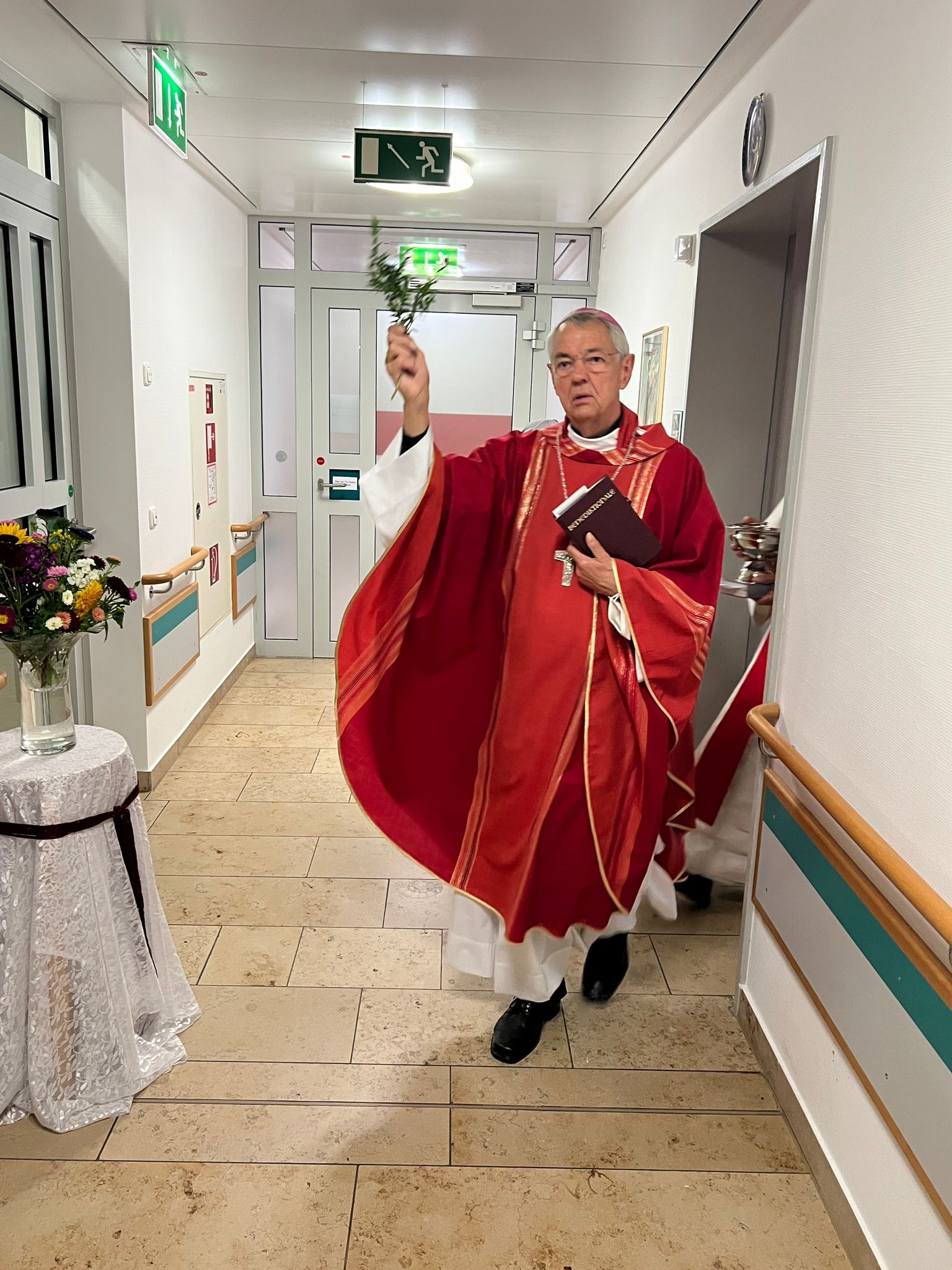 Erzbischof Schick bei der Einweihung der Kapelle im Marienhospital Marienhospital