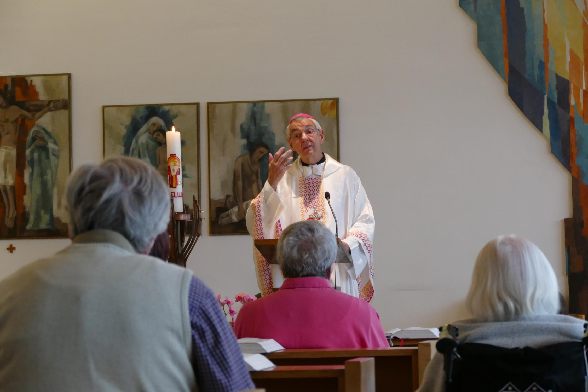 Erzbischof Schick beim Gottesdienst im Ottoheim Erzbischof Schick im Ottoheim