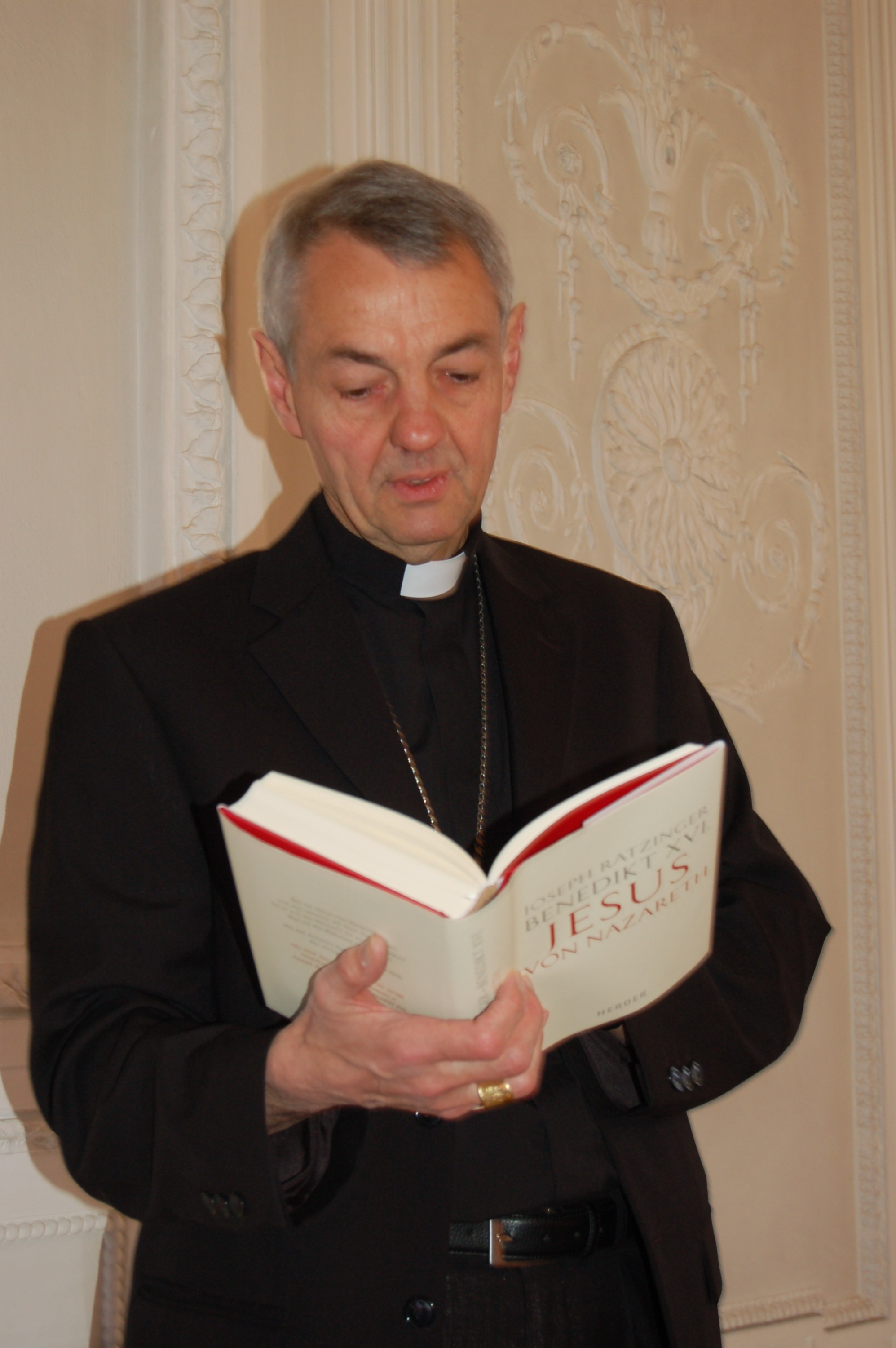 Erzbischof Schick hat sich in den letzten drei Wochen durch ein Vorabexemplar intensiv mit dem neuen Buch von Papst Benedikt XVI. auseinandergesetzt. ERZBISCHOF--PAPSTBUCH--SCHICK