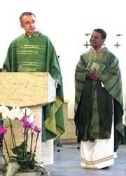 Father Aby Thomas (rechts) mit Pfarrer Ewald Sauer Father Aby