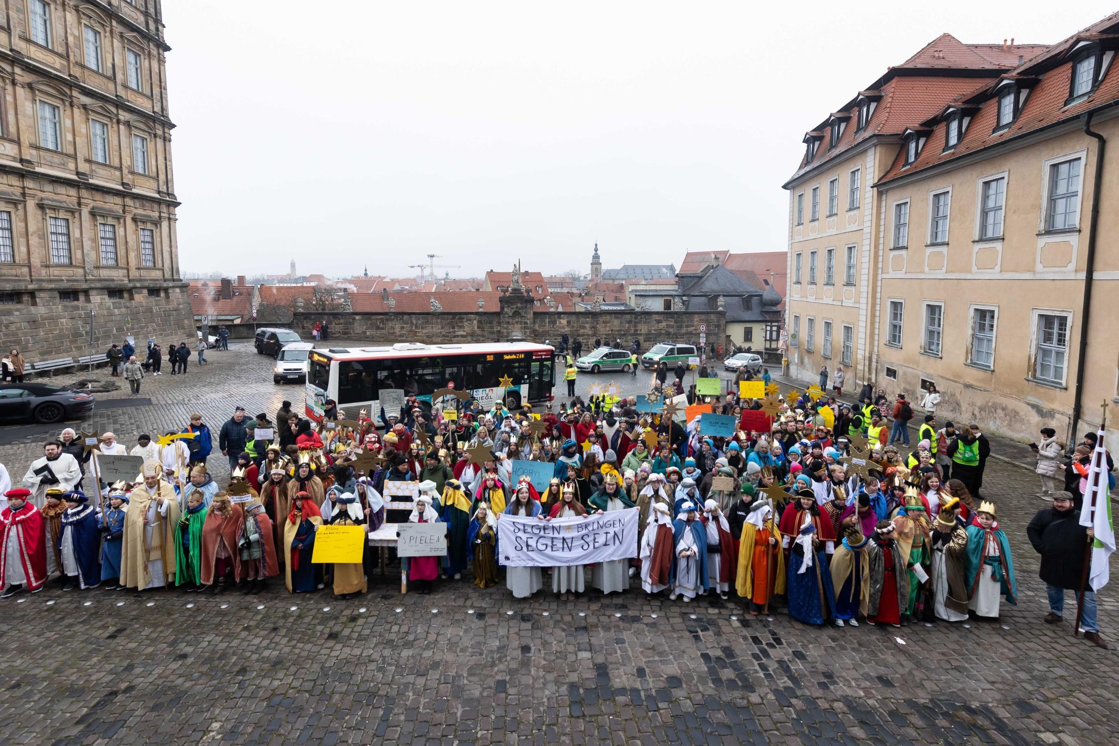 Gruppenfoto am Dom bei der diözesanen Eröffnung der Aktion Dreikönigssingen.