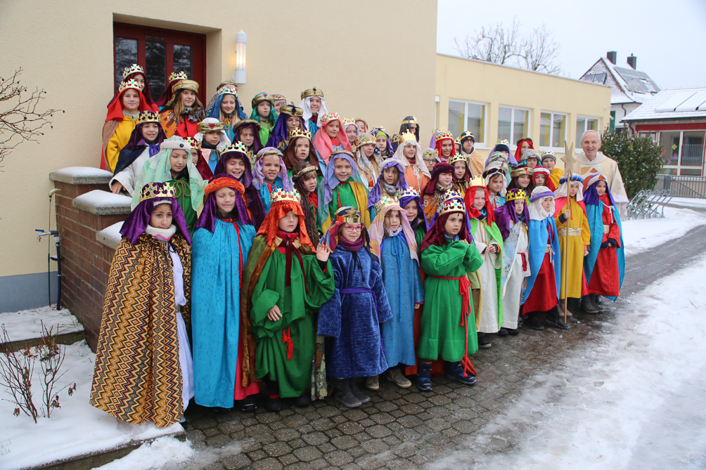 Gruppenfoto vor dem Pfarrhaus Sternsinger