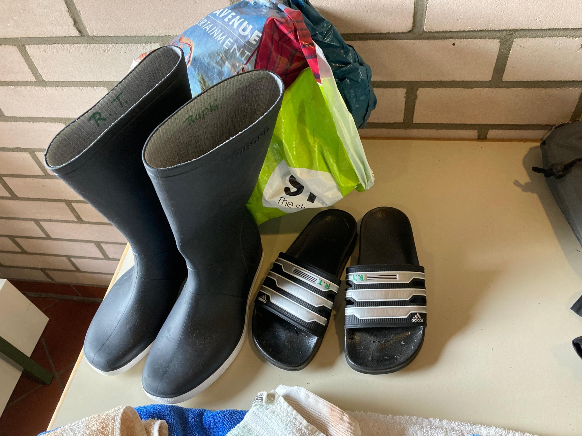 Gummistiefel und Schlappen Zeltlager Fundsachen 2023