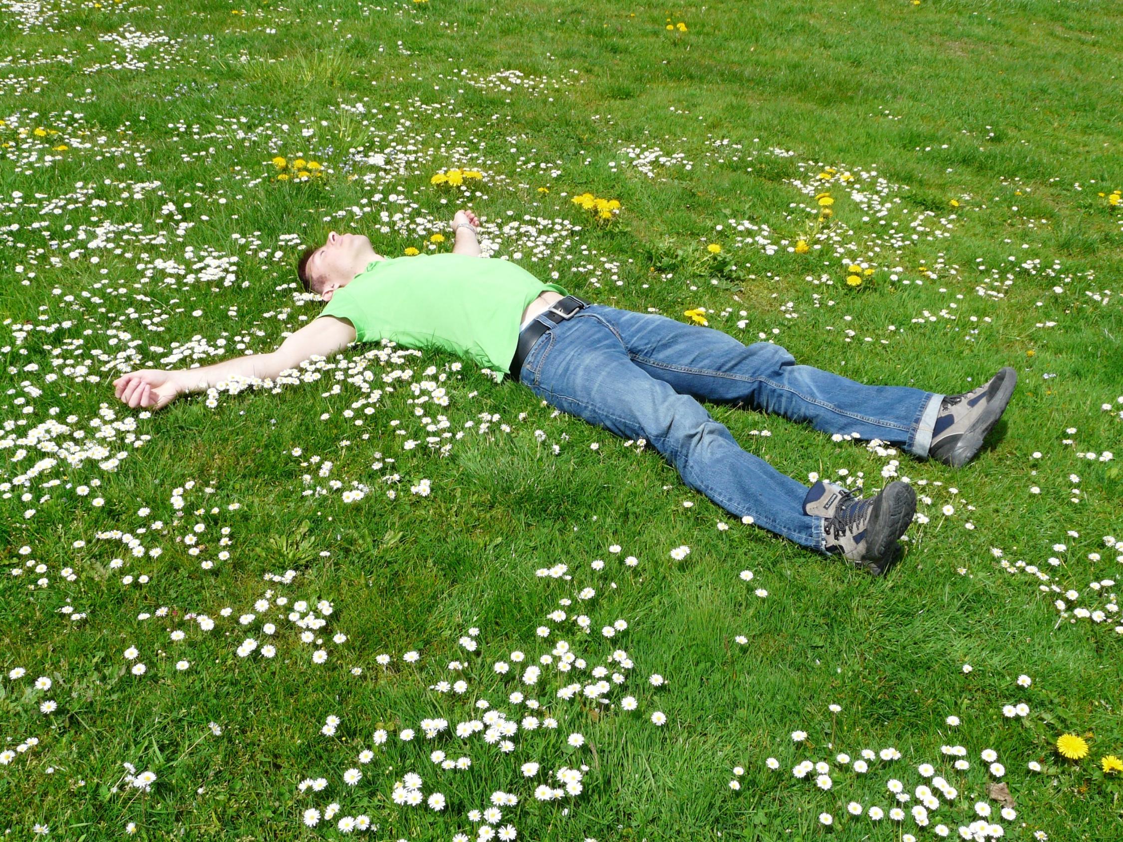 Im Gras liegen und entspannen