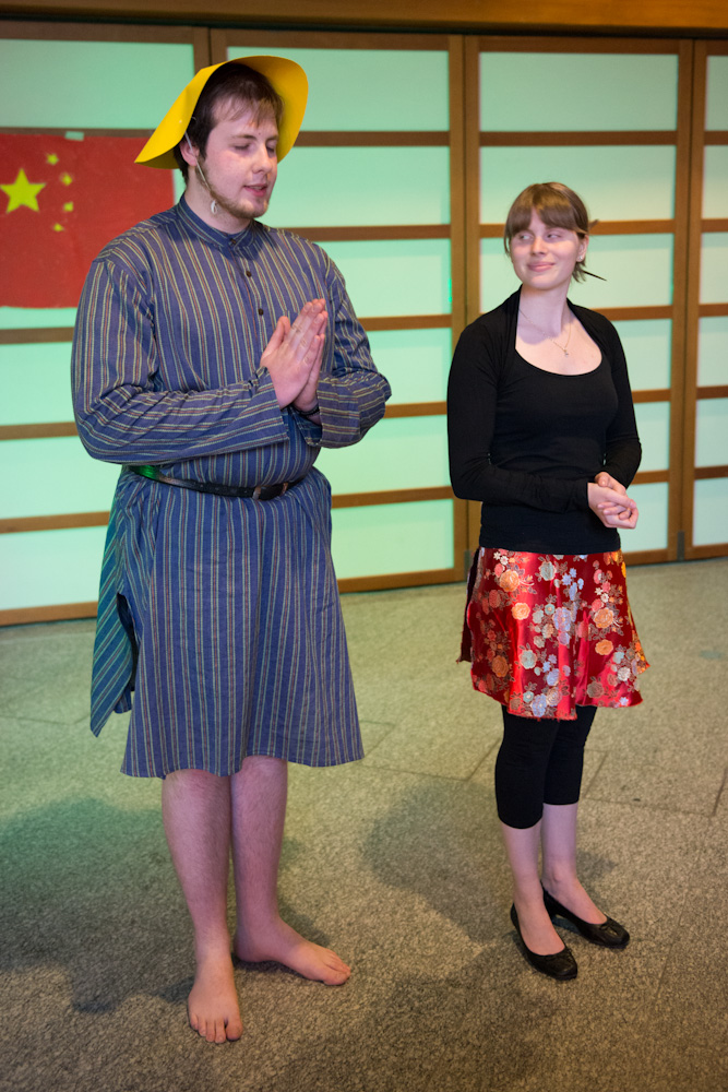 Jonas und Susi begrüßen die Gäste. Asiatischer Abend