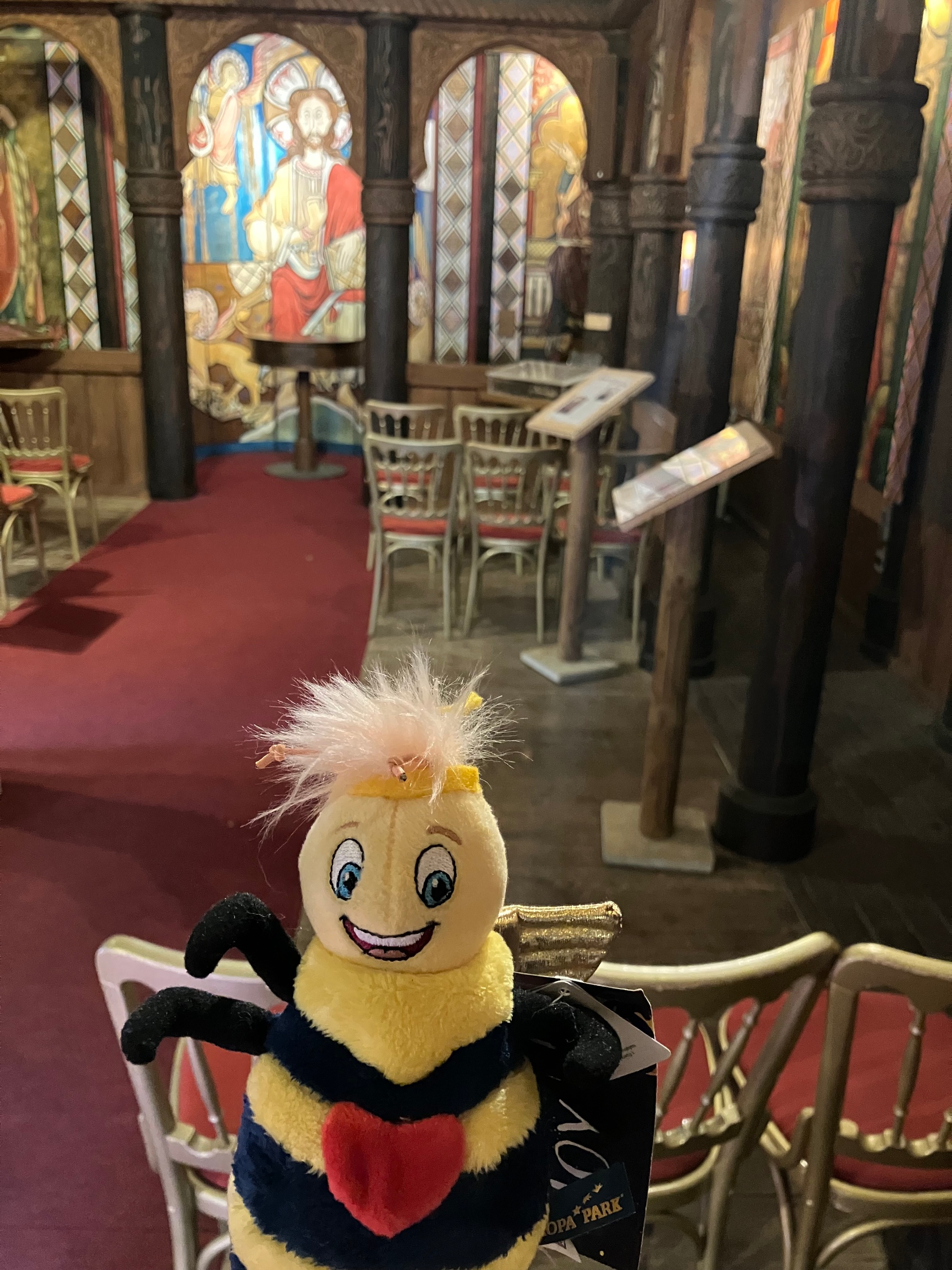 Joy, die Hummel – das Maskottchen von der Kirche im Europa-Park in der Norwegischen Stabkirche. Europapark 2026