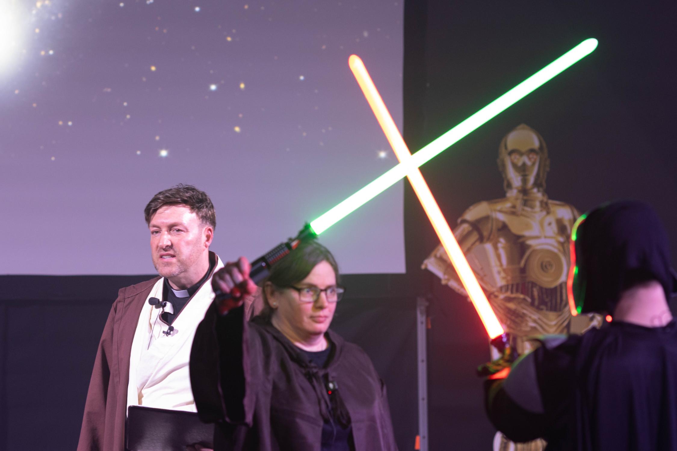 Jugendpfarrer Gerd Richard Neumeier und Anja Baumer-Löw, die den Gottesdienst maßgeblich vorbereitet haben Star Wars-Gottesdienst