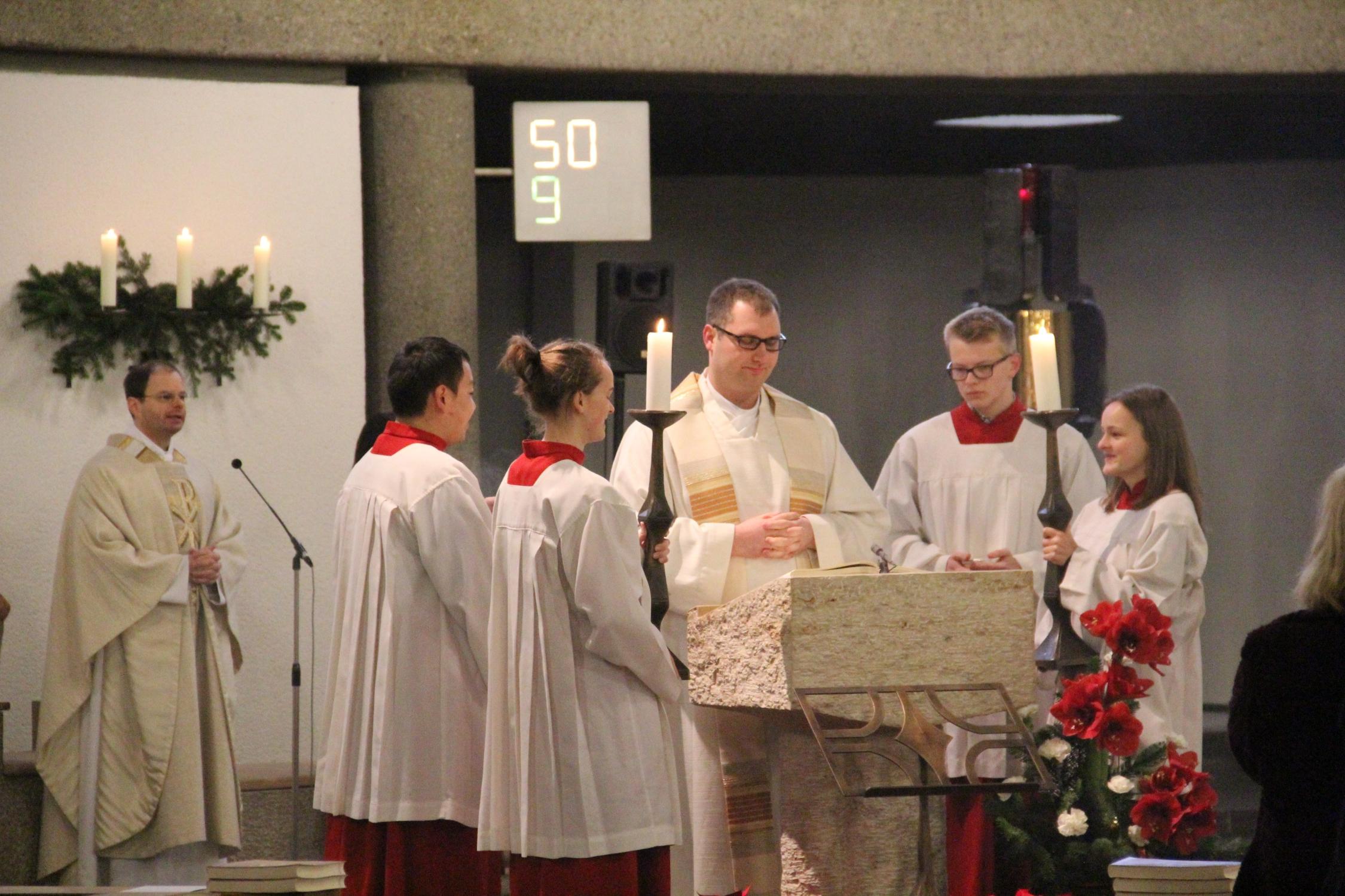 Kaplan Christian Montag verkündet das Evangelium. Seelsorgebereichs-Gottesdienst 2016