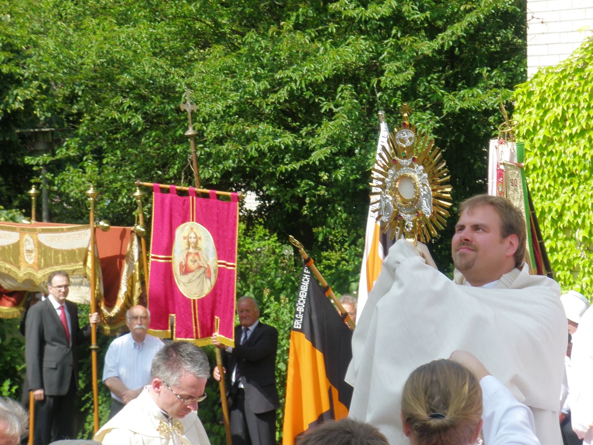Kaplan Johannes Saffer mit der Monstranz. Fronleichnam 2014