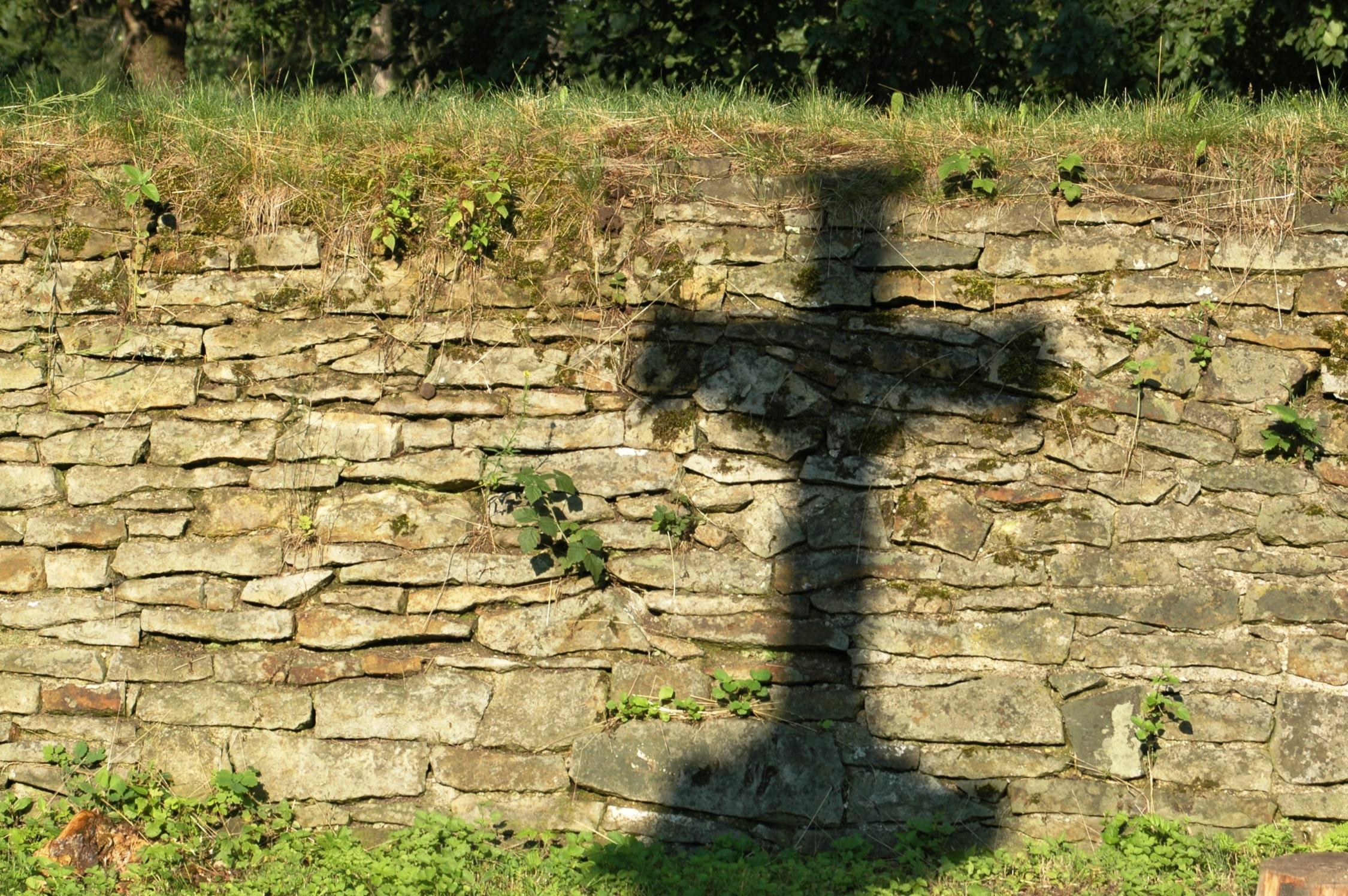 Kreuz im Schatten