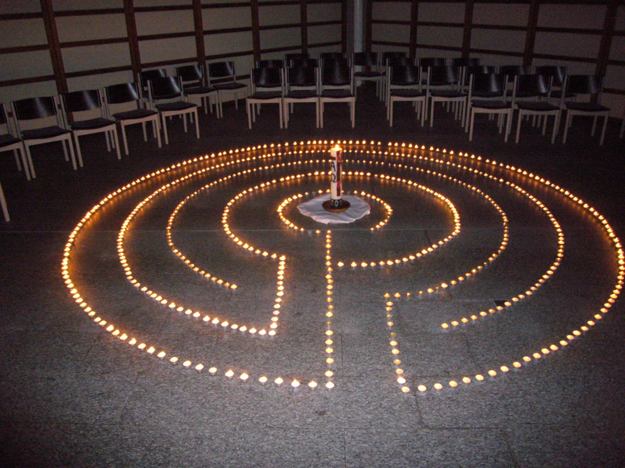 Labyrinth aus Kerzen beim Gottesdienst am 10. November 2010 Labyrinth