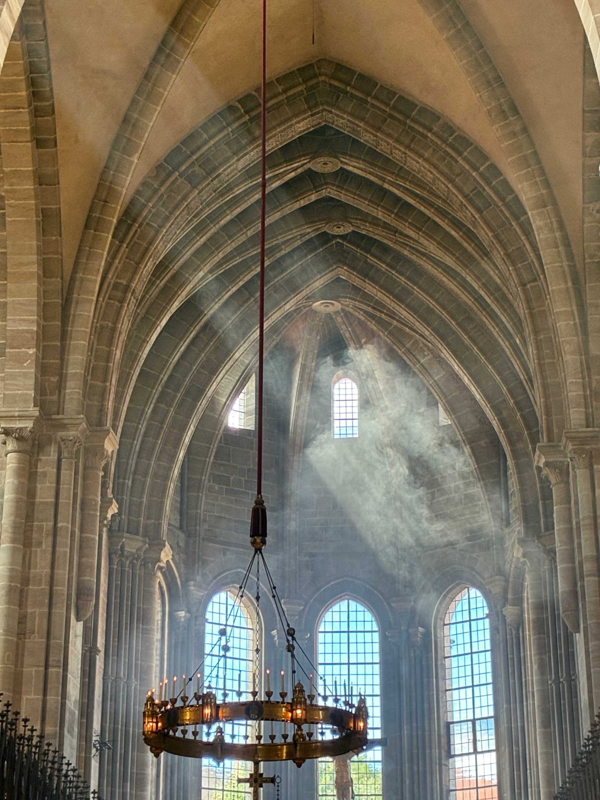 Lichteinfall im Dom Priesterweihe 2025