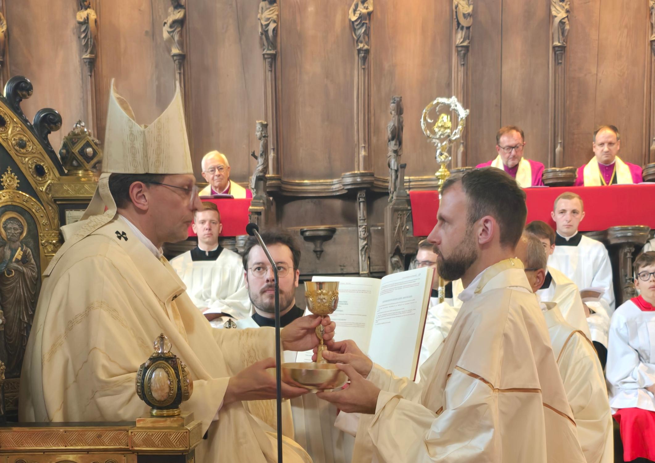 Marco Weis wurde von Erzbischof Gössl zum Priester geweiht Priesterweihe