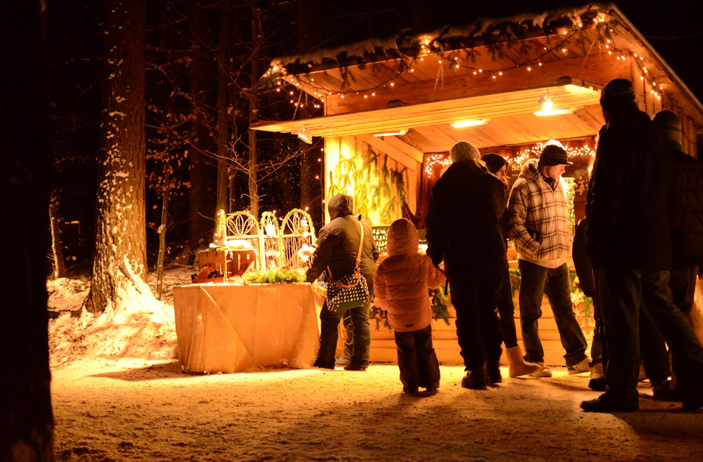 Menschen am Weihnachtsmarkt