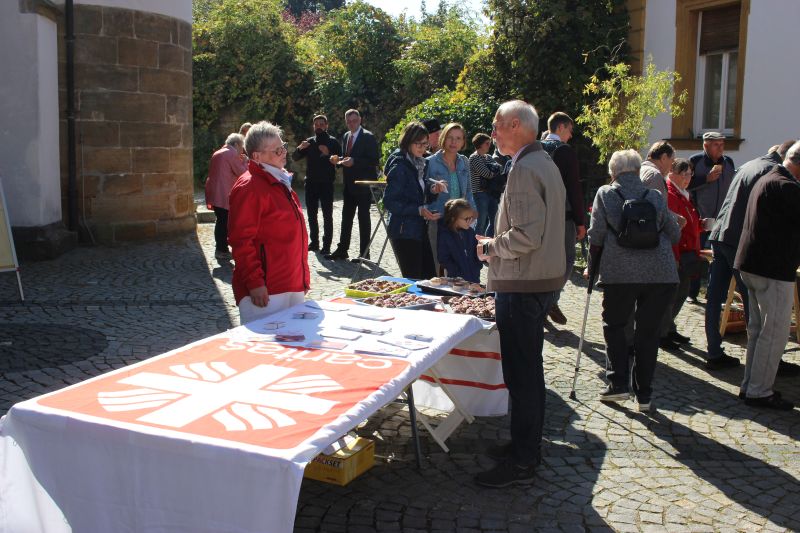 Nach dem Gottesdienst konnten sich die Besucher vor der Kirche bei Kaffee und Kuchen über die Arbeit der Caritas informieren. Caritas-Sammlung Herbst 2023 Eröffnung Infostand II