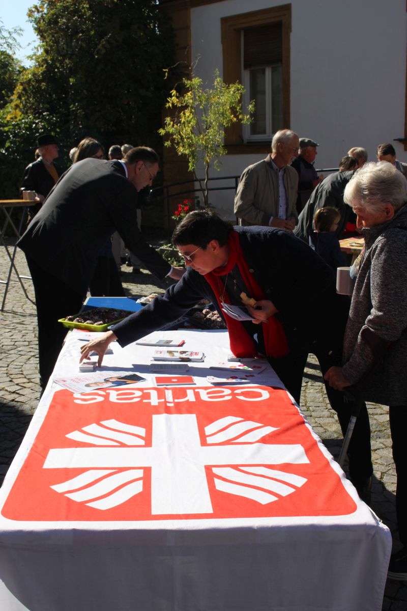 Nach dem Gottesdienst konnten sich die Besucher vor der Kirche bei Kaffee und Kuchen über die Arbeit der Caritas informieren. Caritas-Sammlung Herbst 2023 Eröffnung Infostand