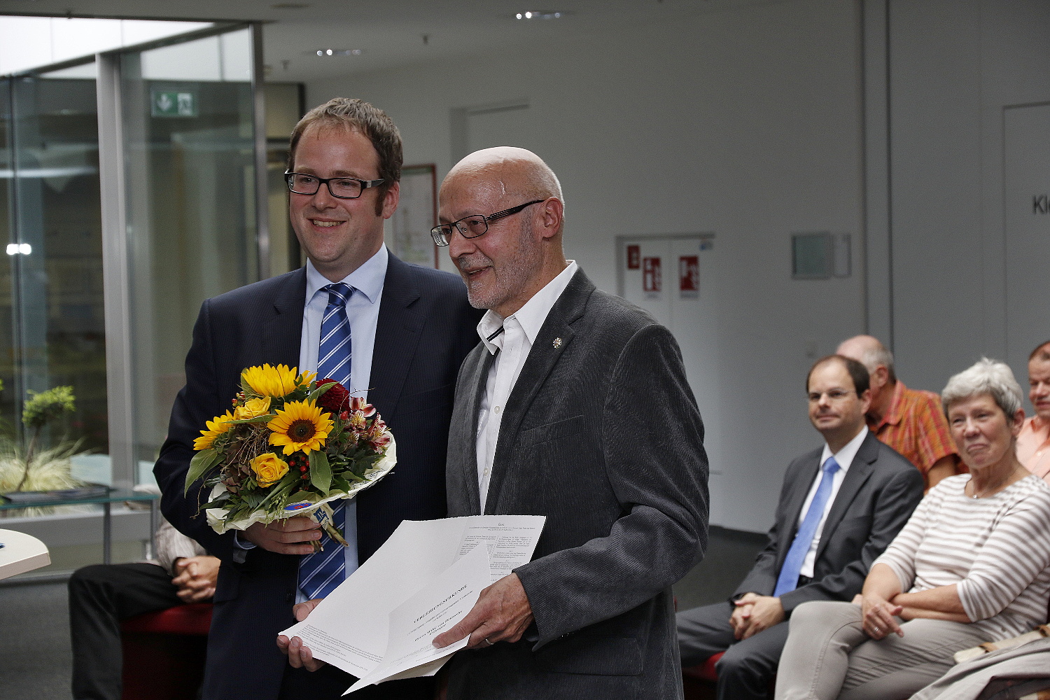 OB Dr. Florian Janik mit Willy Van Driessche Ehrenzeichen für Willy Van Driessche