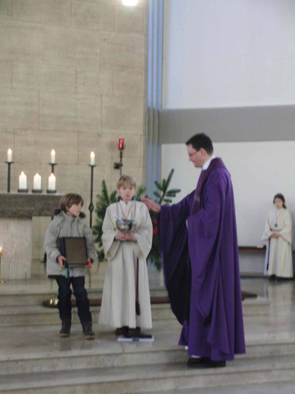 Pfarrer Bambynek beim segnen des neuen Messbuches mit den Kolpingmitgliedern
Julius Eger (Ministrant) und Laurentius Buchmann (mit Messbuch) Segnung Messbuch