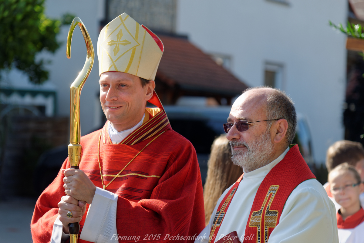 Pfarrer Joan an der Seite von Herrn Weihbischöf Gössl bei der Firmung in Dechsendorf 2015 Pfarrer Joan