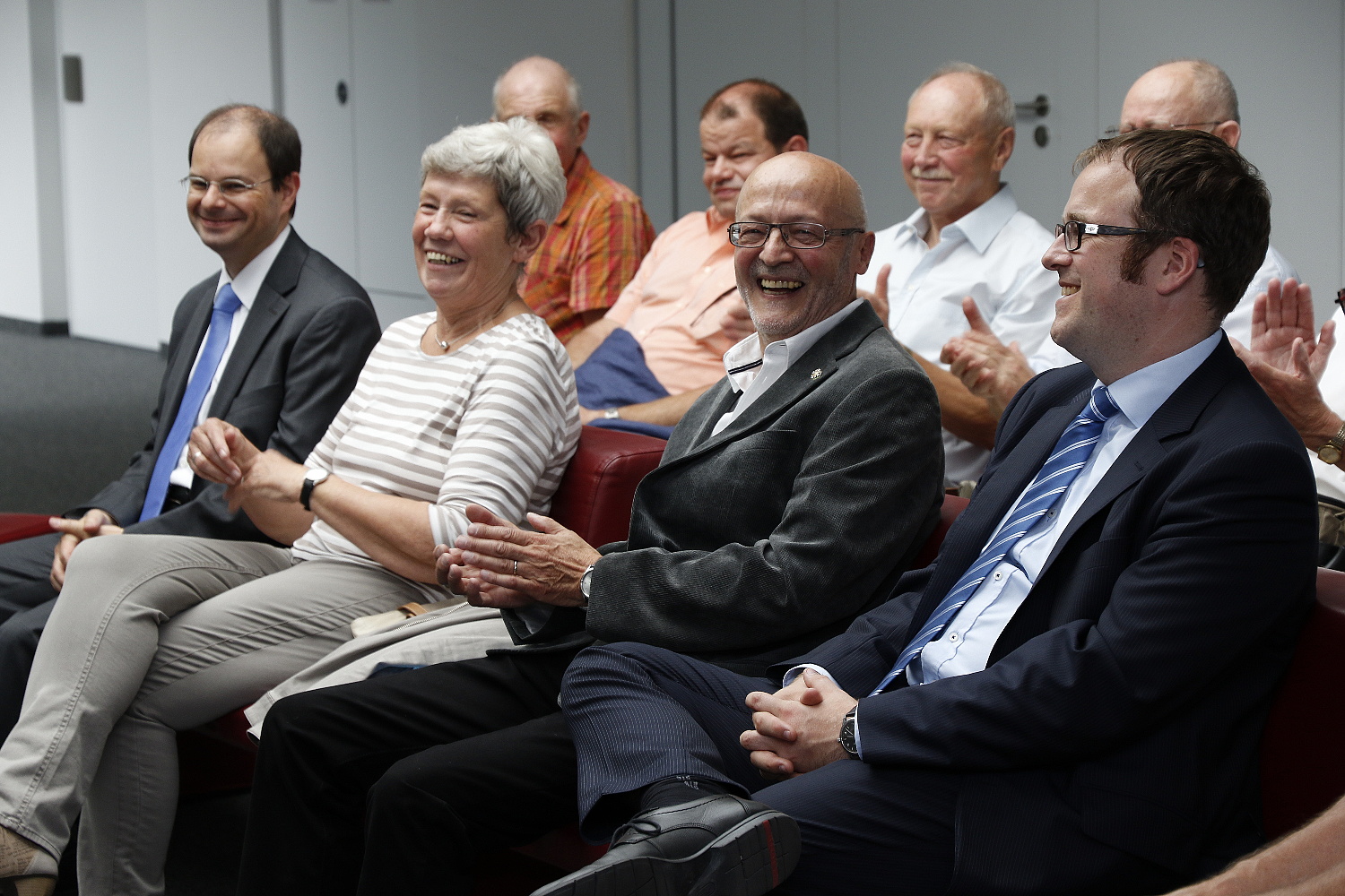 Pfarrer Marcel Jungbauer, Lieve Van Driessche, Willy Van Driessche und OB Dr. Florian Janik Ehrenzeichen für Willy Van Driessche