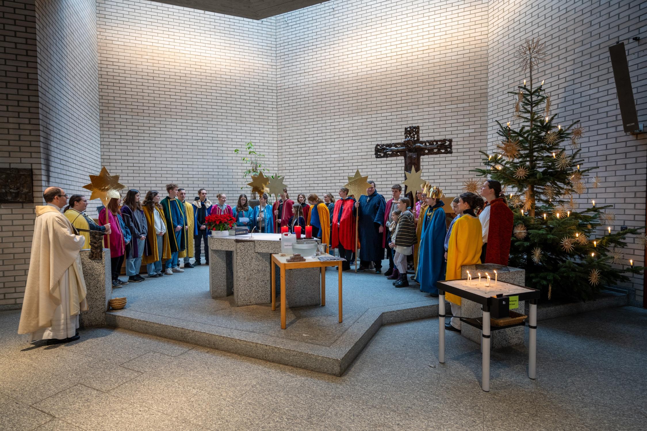 Pfarrer Marcel Jungbauer sendet die Sternsinger mit dem Segen in die Häuser unserer Gemeinde. Sternsinger 2024