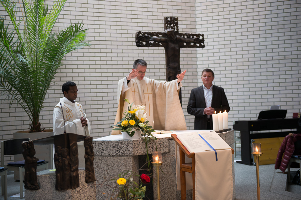 Pfarrer Sauer (Mitte) mit Father Joseph (links) und Pastoralreferent Rauh am Alter. Kirchweih 2012