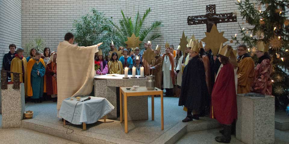 Pfarrer Sauer segnet die Kinder und Jugendlichen Sternsinger 2012