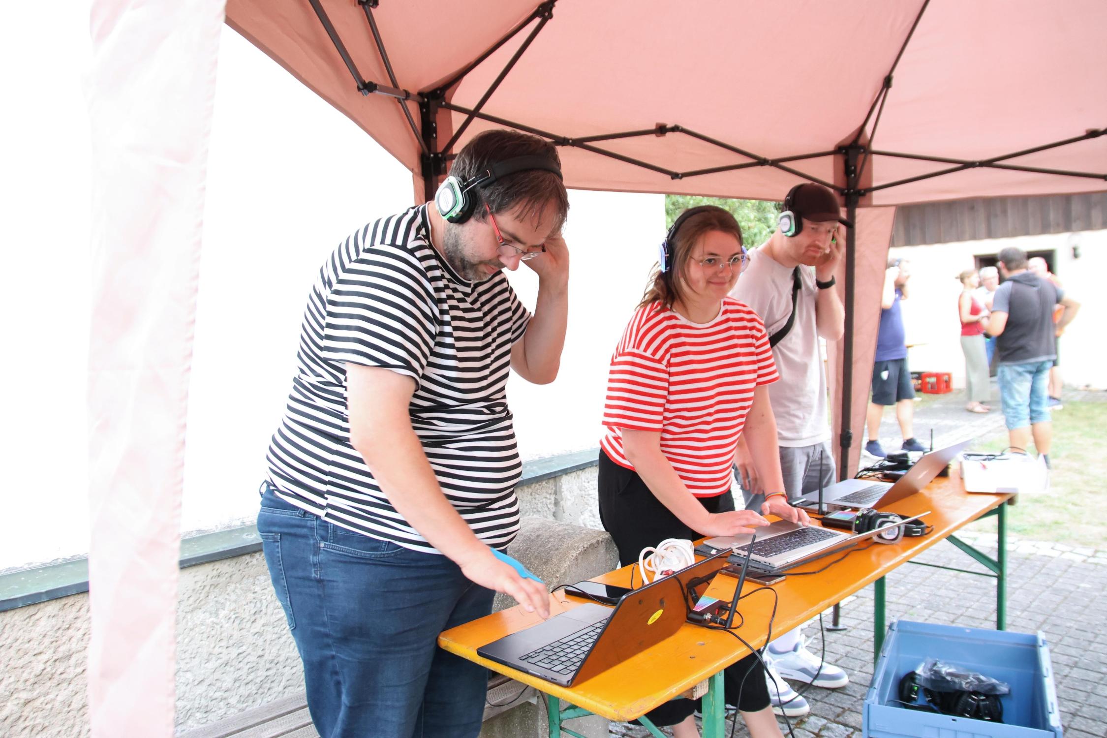Silent Disco mit dem Referat Schulnahe Jugendarbeit (v.l.: Joachim Waidmann, Antonia Holler, Stephen Porzel).